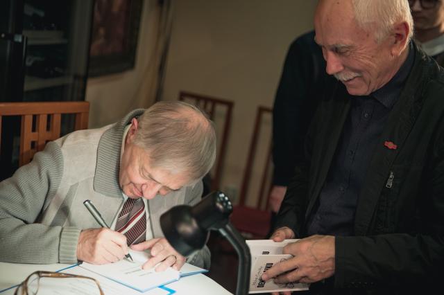 Po premiéře došlo i na autogramiádu, pro podpis Miloně Čepelky si přišel také ekonomický náměstek divadla Bohumil Kos, foto Jiří Sejkora